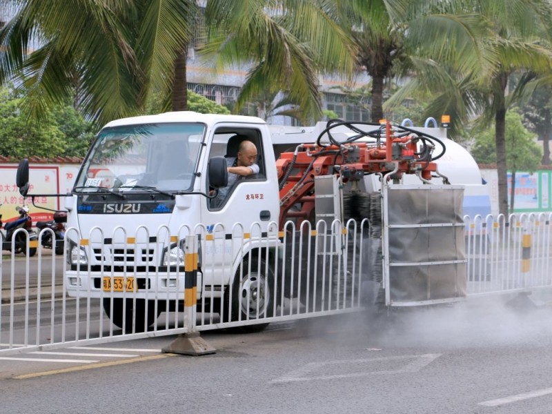 东风多利卡护栏清洗车