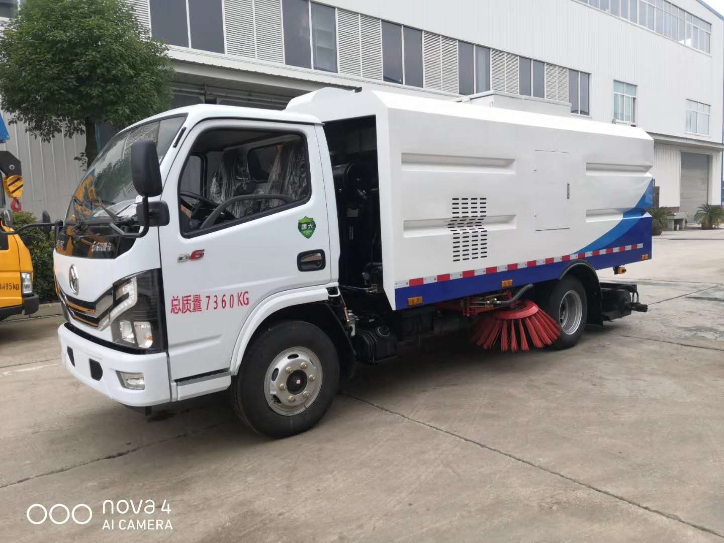 国六小多利卡吸尘车
